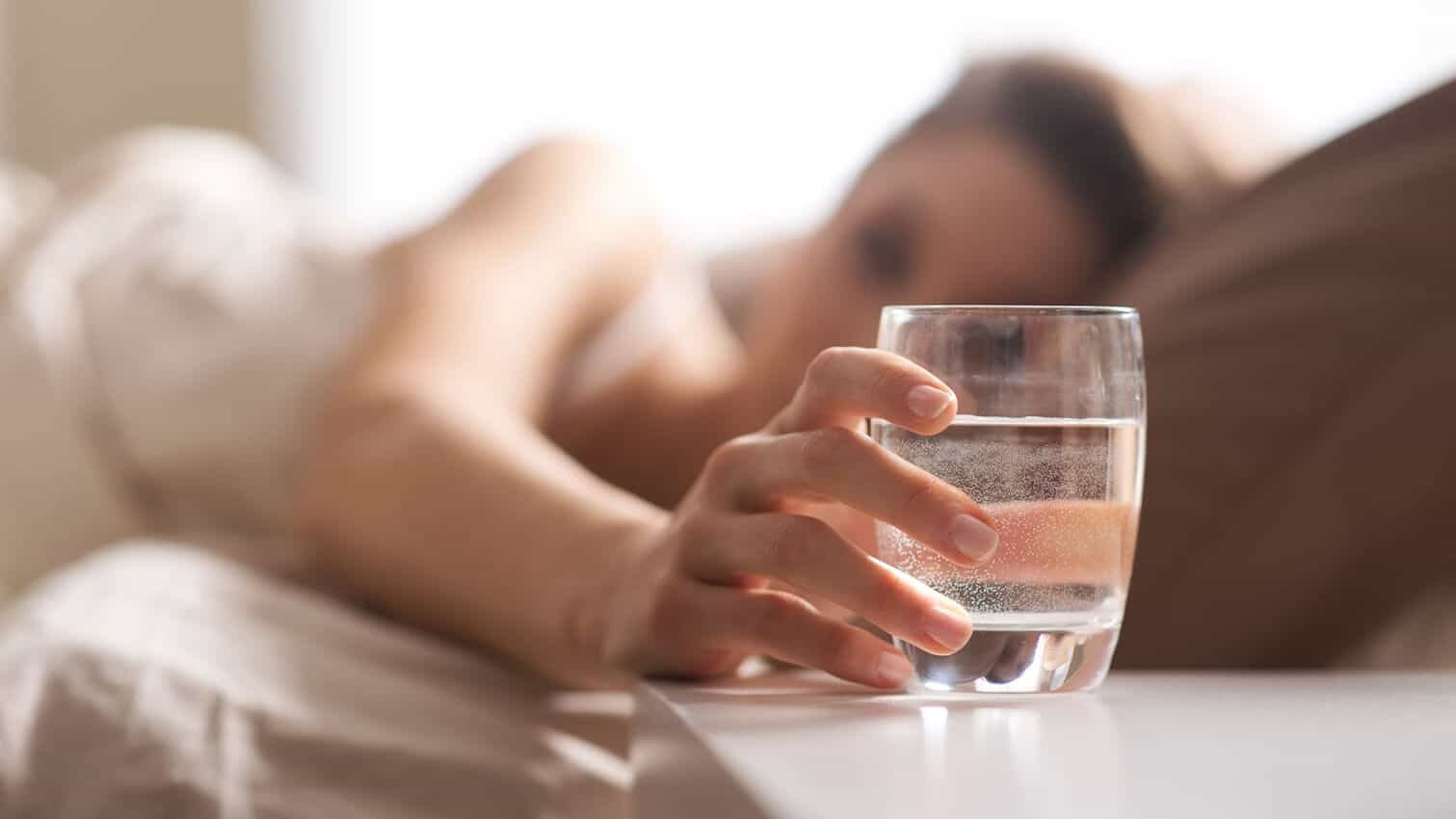 شرب كوب أو كوبين من الماء عند النهوض من النوم
